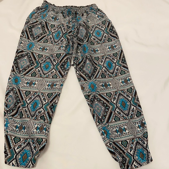 Mudd wide leg geometric joggers.  Very light, great piece for spring and summer. - Picture 4 of 4